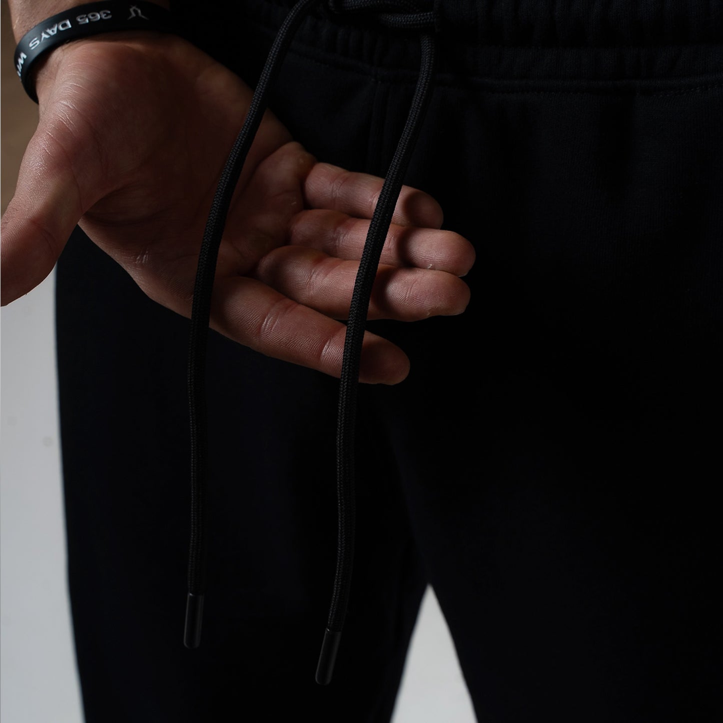 LINE JOGGER - BLACK