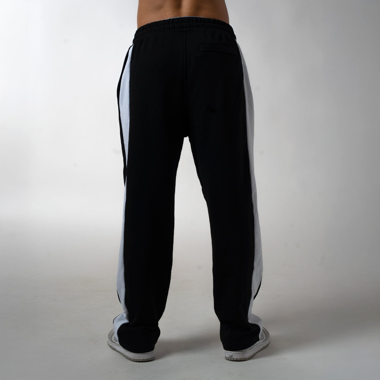 LINE JOGGER - BLACK